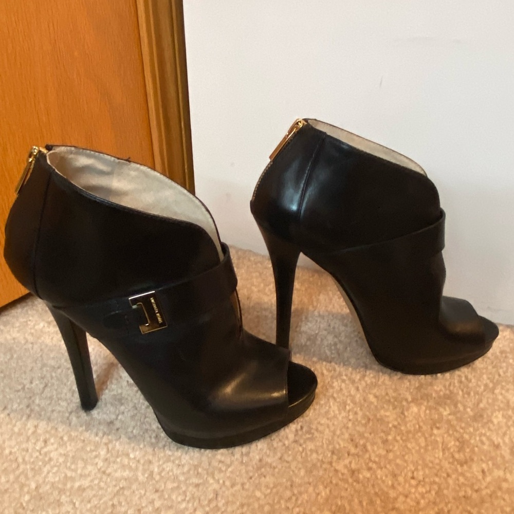 Michael Kors Giuliana peep toe bootie Sz 8